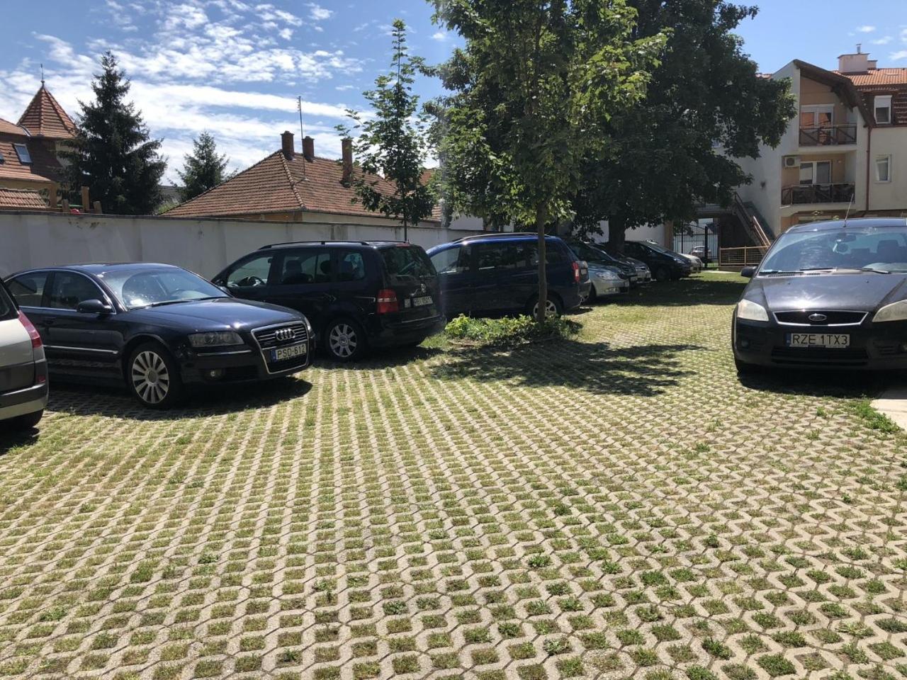 Zoeld Beka Apartmanok Koelcsey I Hajduszoboszlo Ngoại thất bức ảnh